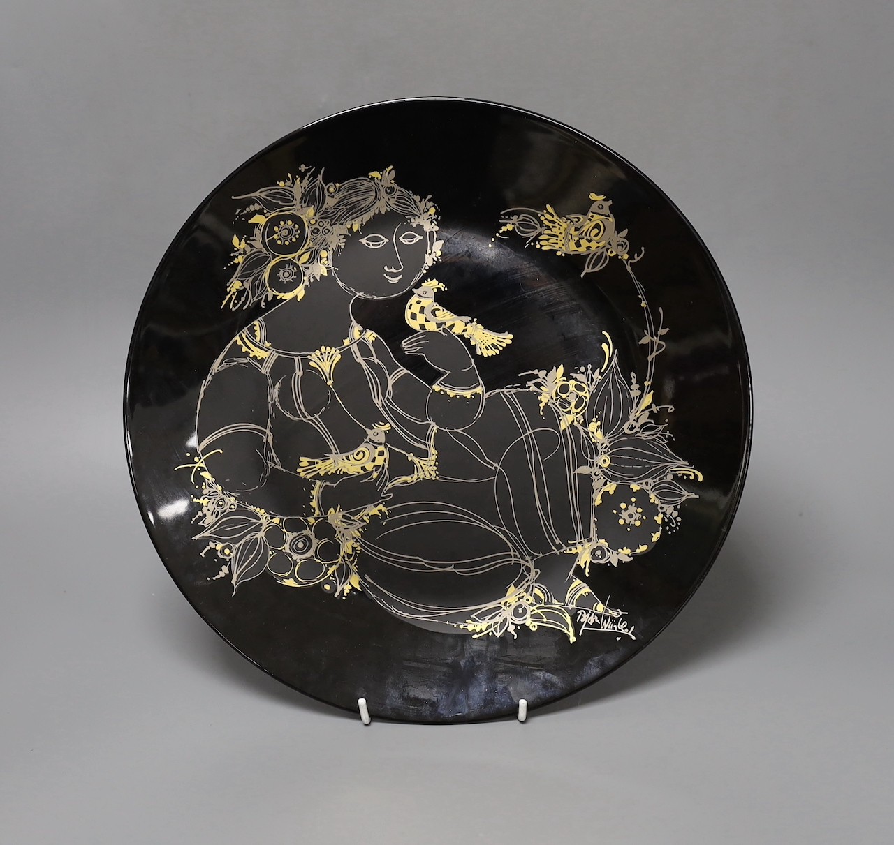 Bjorn Winblad for Rosenthal a gilt decorated black ground charger, 32.5cm diameter